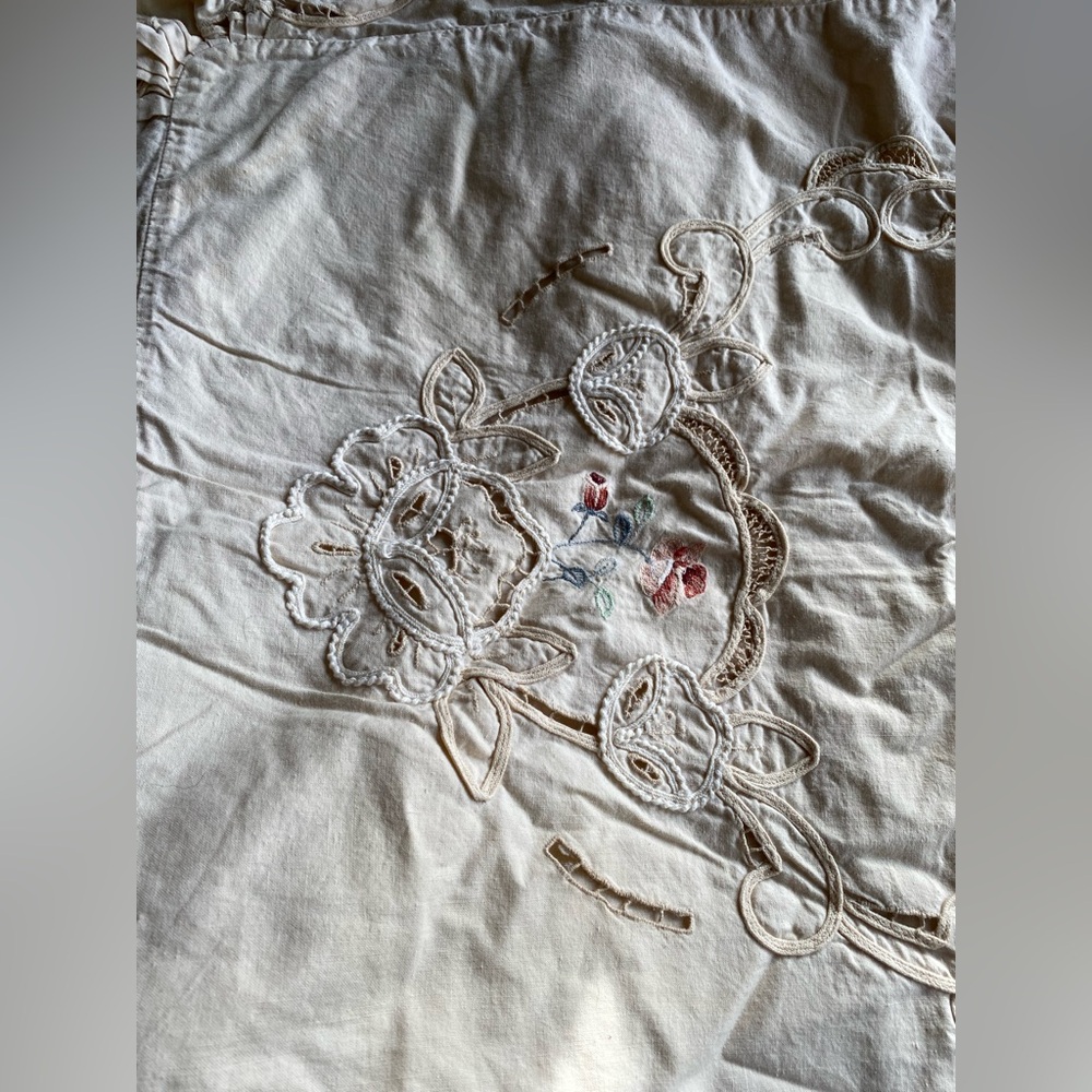 Set of 2 VTG Embroidered Pillowcases - Picture 6 of 9